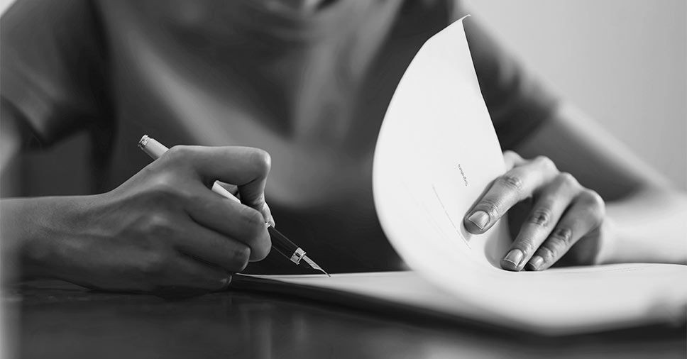 Pessoa a preencher documentos oficiais para solicitar subsídio de funeral junto da Segurança Social, ADSE e outras entidades, com apoio da funerária em Sintra, Cascais, Oeiras, Amadora e Loures.