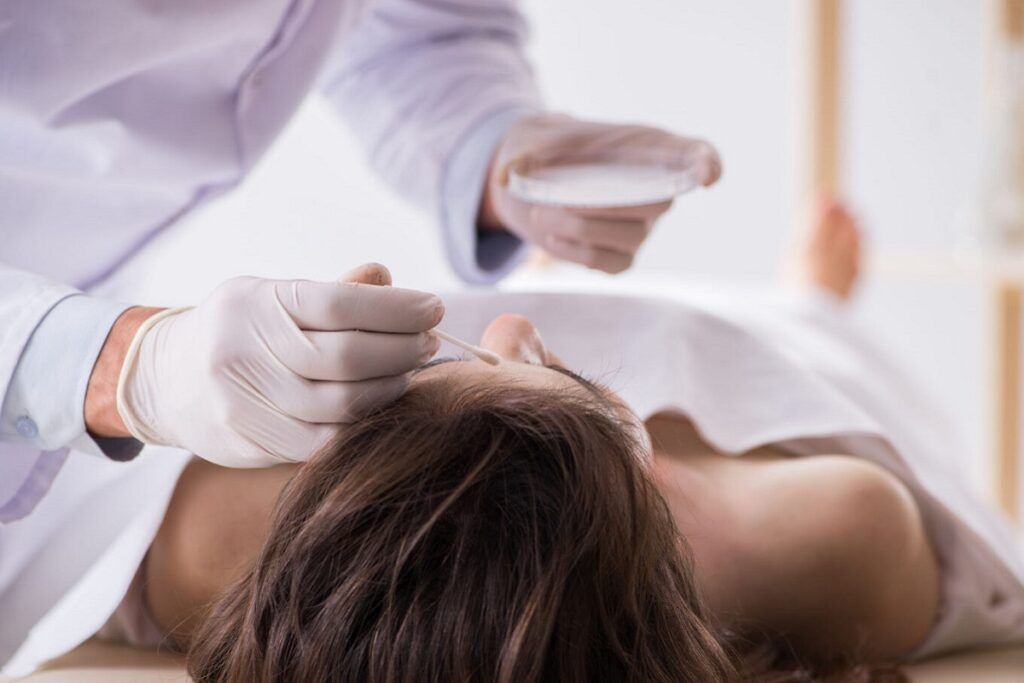 Profissional preparando corpo com cuidado – Serviço de cerimónias personalizadas com homenagens únicas e significativas.