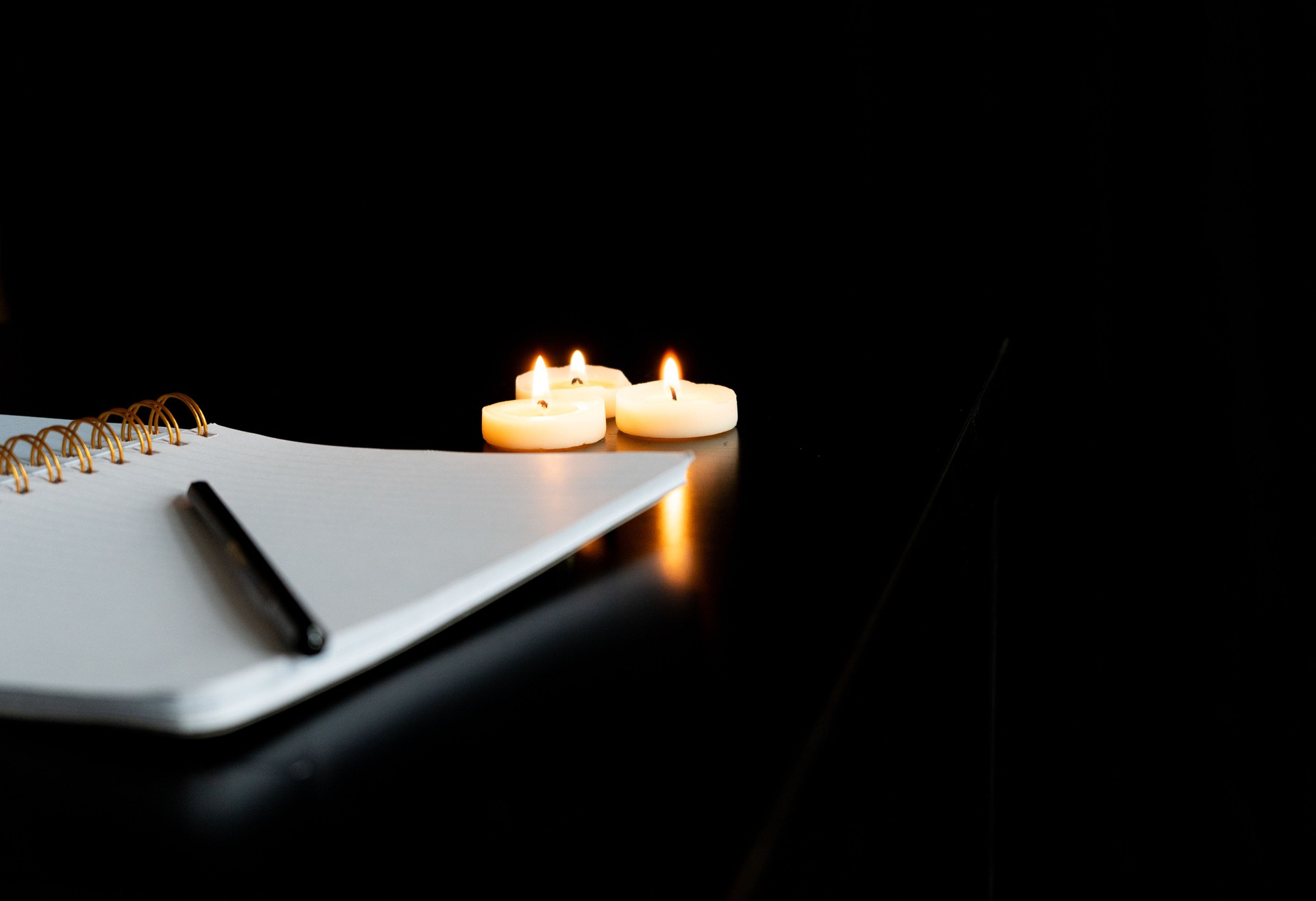 Velas acesas ao lado de documentos oficiais, representando apoio funerário em documentação e legalização em Sintra, Cascais, Oeiras e Amadora.