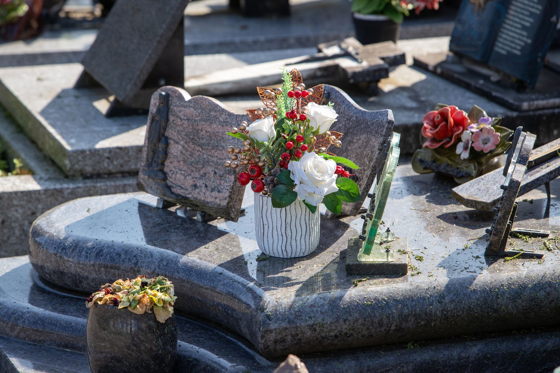 Jazigo com flores frescas num cemitério de Sintra, ilustrando serviços de sepulturas e preparação de jazigos realizados pela Além Fúnebre.