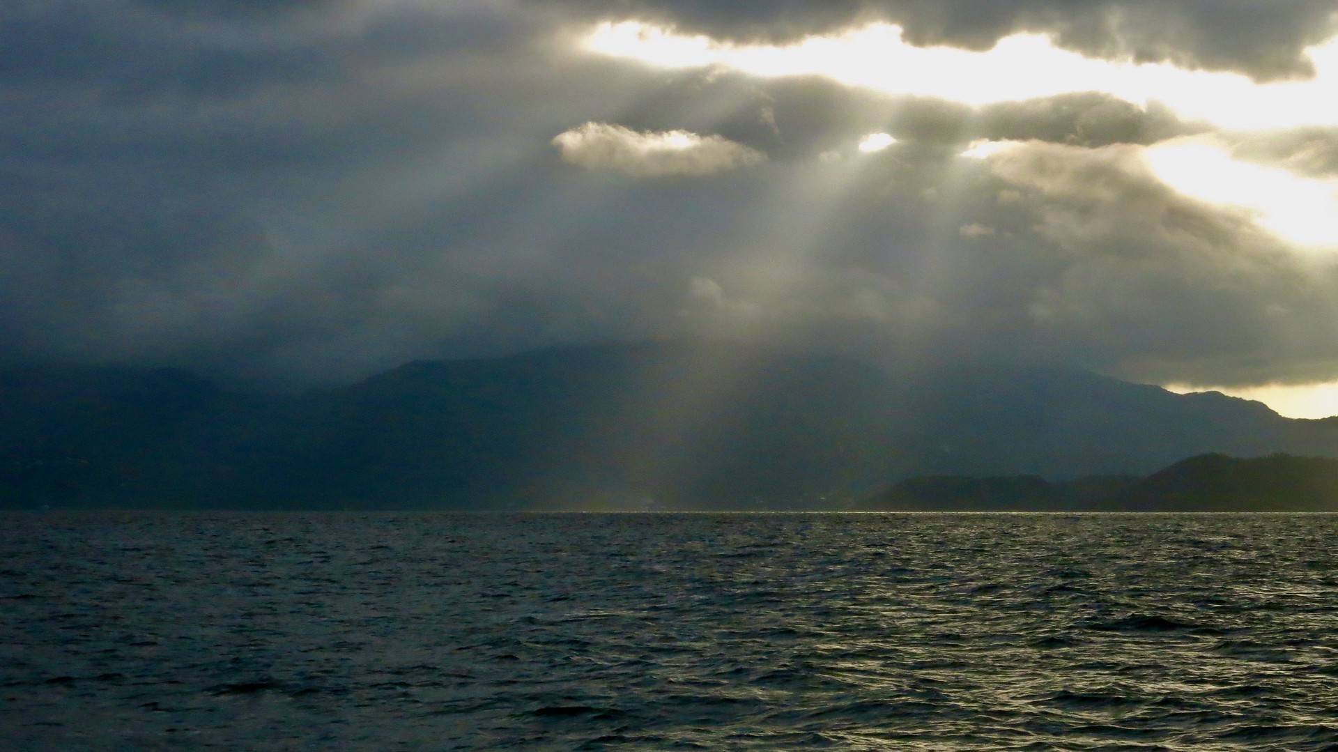 Dispersão de cinzas no mar ao pôr do sol, cerimónia simbólica organizada pela Além Fúnebre em Sintra, Cascais, Oeiras, Amadora e Loures.