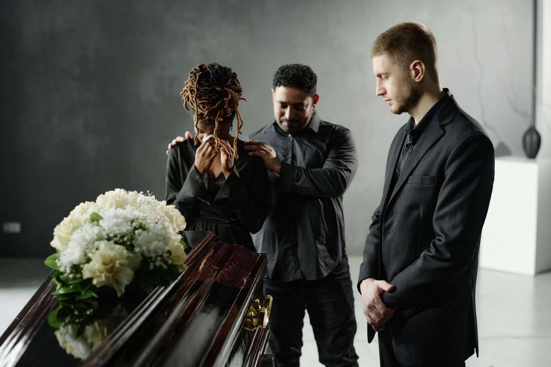 Família em luto a receber orientação e apoio técnico de profissionais funerários na região de Sintra, Cascais, Oeiras e Amadora.