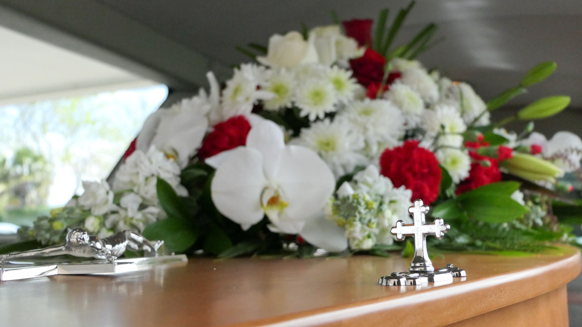 closeup tiro de um caixão de funeral em um carro funerário ou capela ou enterro no cemitério